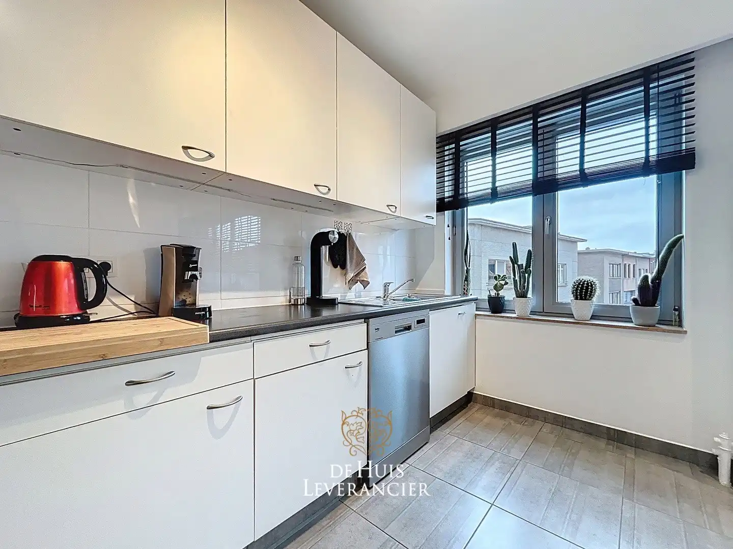 Trendy hi-tech appartement in hartje Edegem te koop foto 9