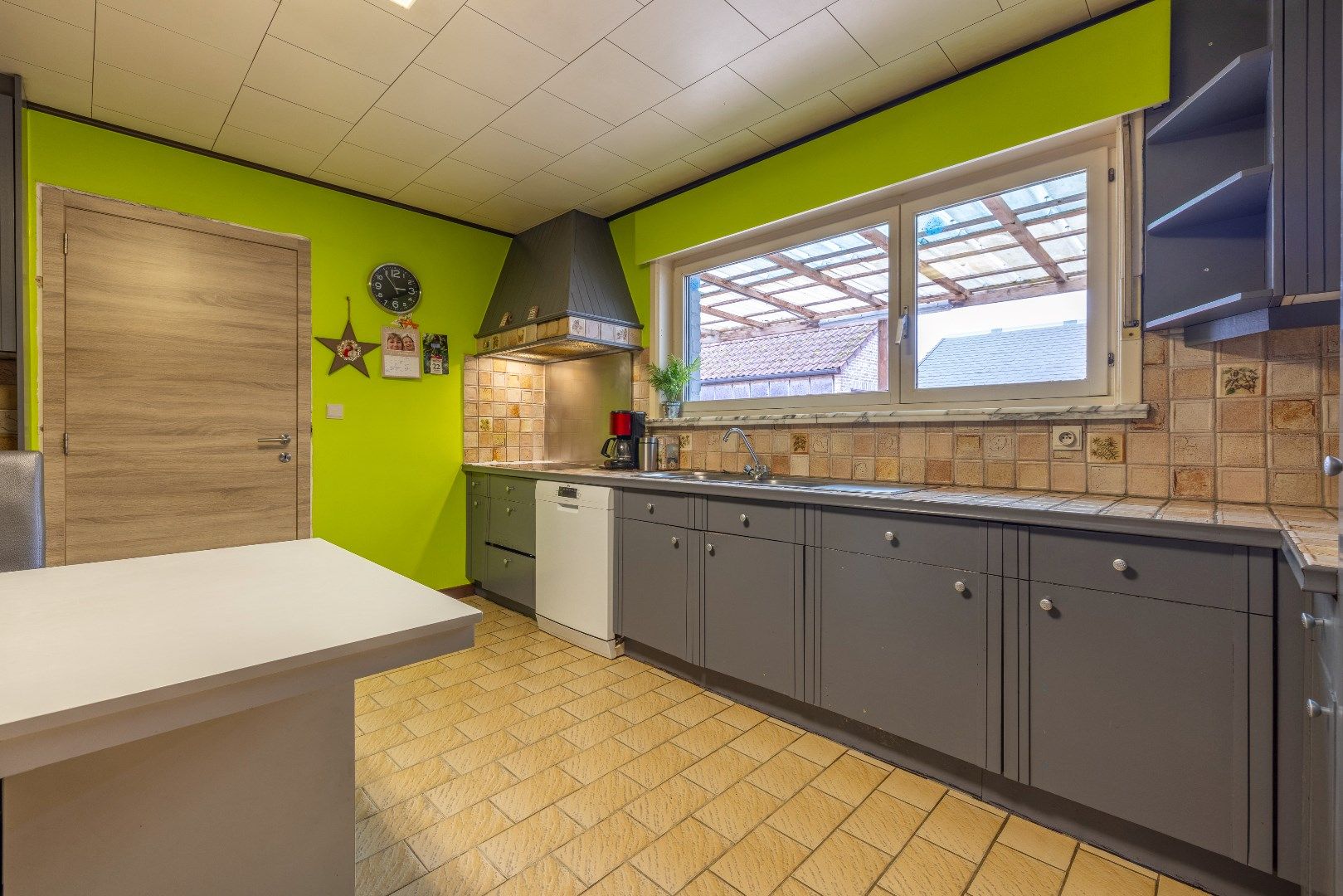 Ruime woning met 4 slk, aparte garage en tuin foto 9