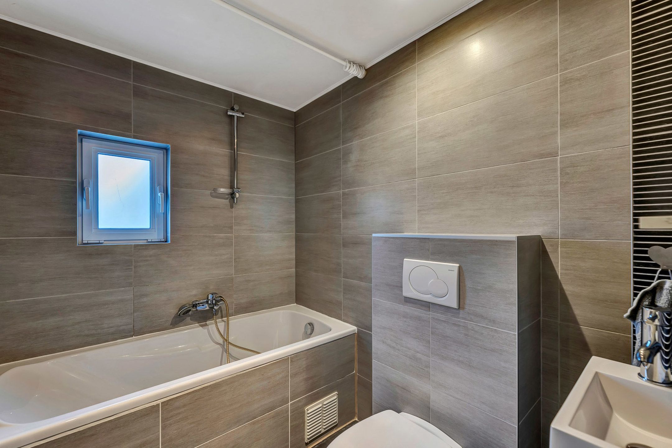 Instapklare woning met 5 slpks, tuin en fietsgarage foto 9