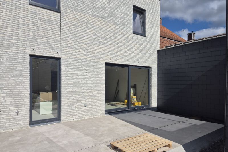Hooglede: strakke halfopen nieuwbouwwoning met 3 slaapkamers, zuid-gerichte tuin, carport en berging op een perceel van 206 m², centrale ligging. foto 2
