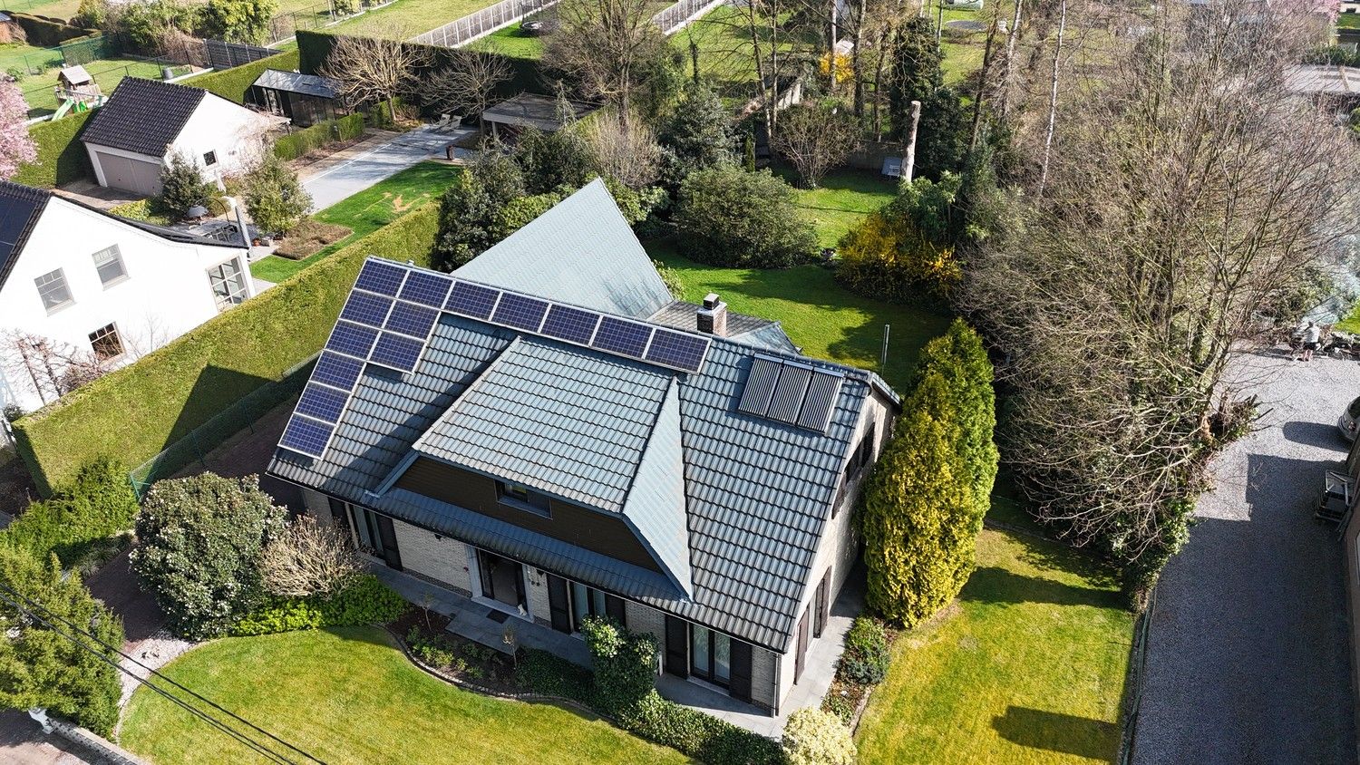 Statige vrijstaande woning met mooie tuin foto {{pictureIndex}}