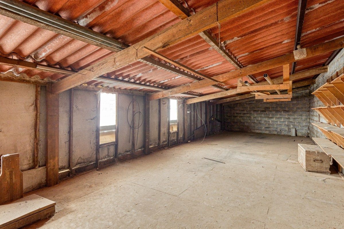 Te renoveren rijwoning met achterliggend groot magazijn! foto 13