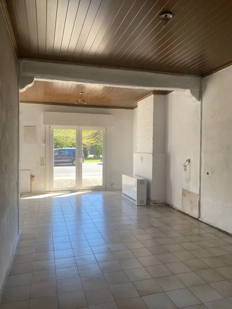 Centraal gelegen te renoveren woning met ruime garage en achterliggende tuin foto 3