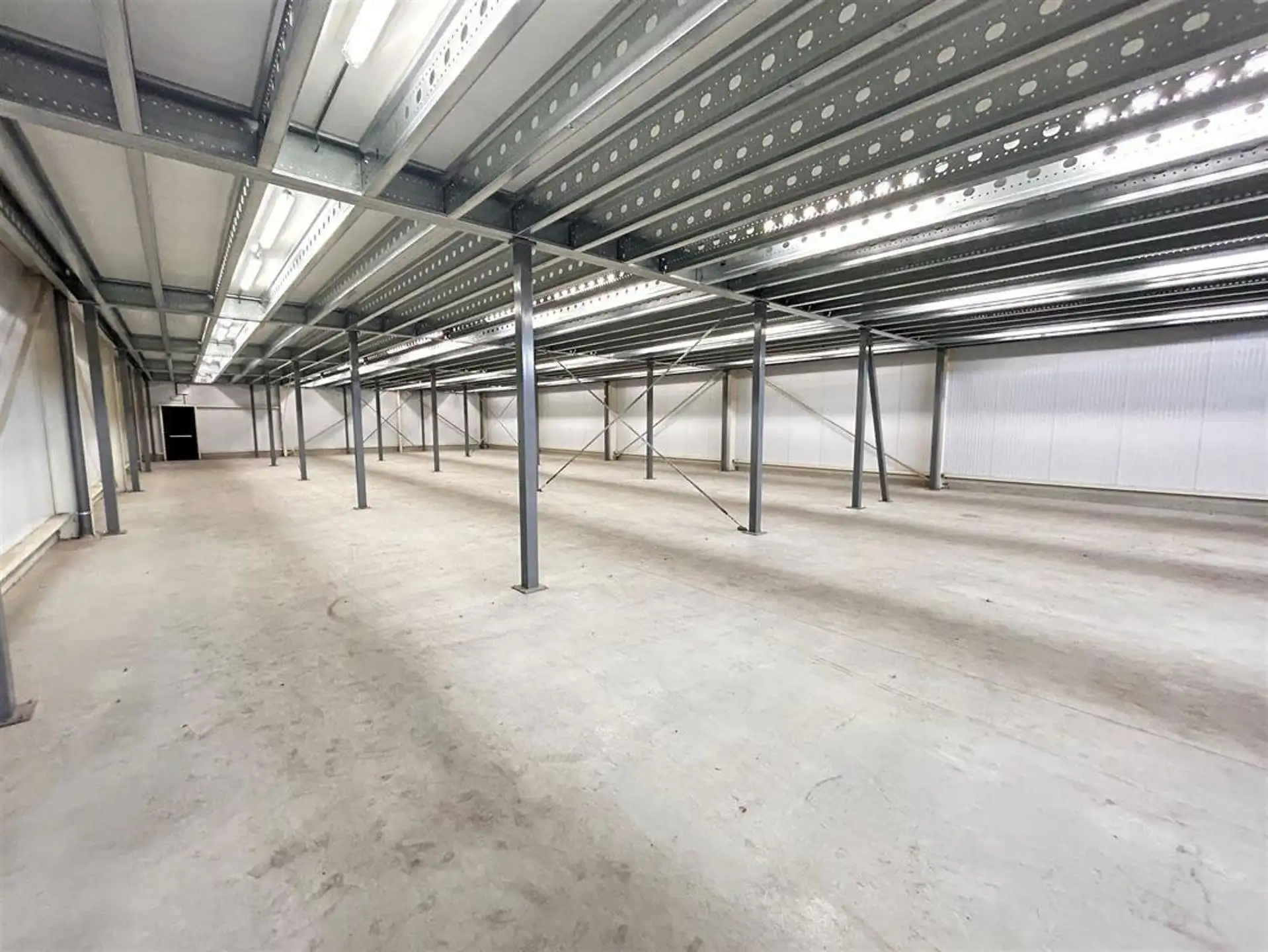 TE HUUR GENK - Hal met verdieping 900m² (+BUITENTERREIN) foto 3