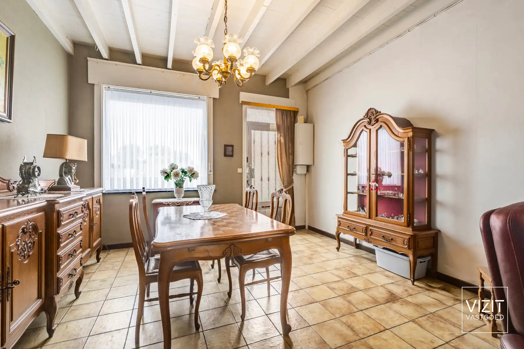 Te renoveren woning met ruime garage en tuin! foto 5