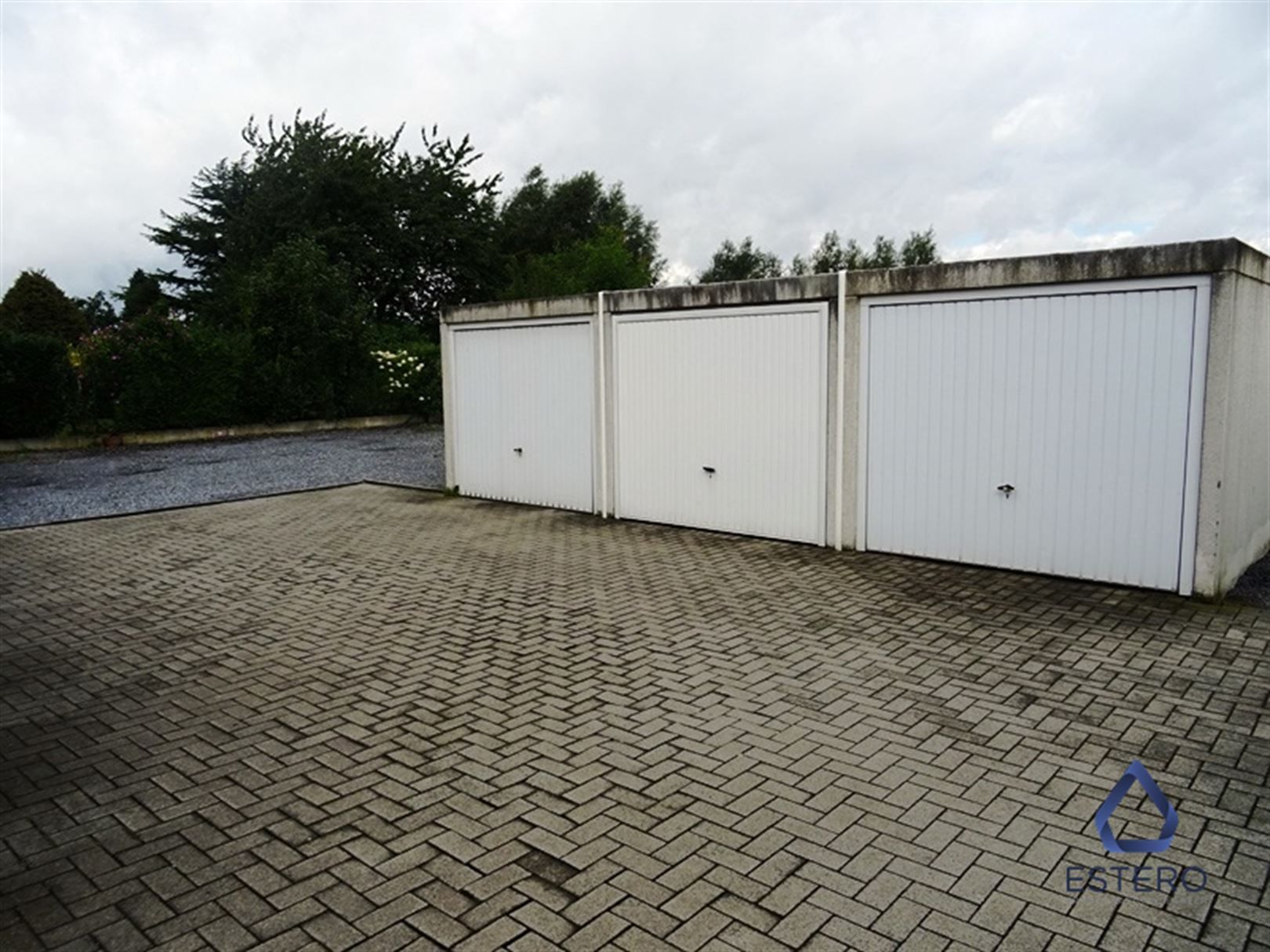 Leuk gelijkvloers appartement met groot terras, aangelegd tuintje en garagebox foto 11