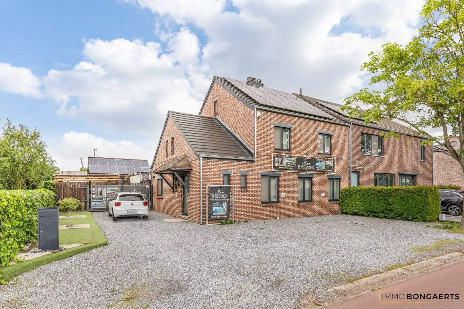 Exclusieve woning met volledig uitgeruste wellnesspraktijk nabij Hasselt foto {{pictureIndex}}