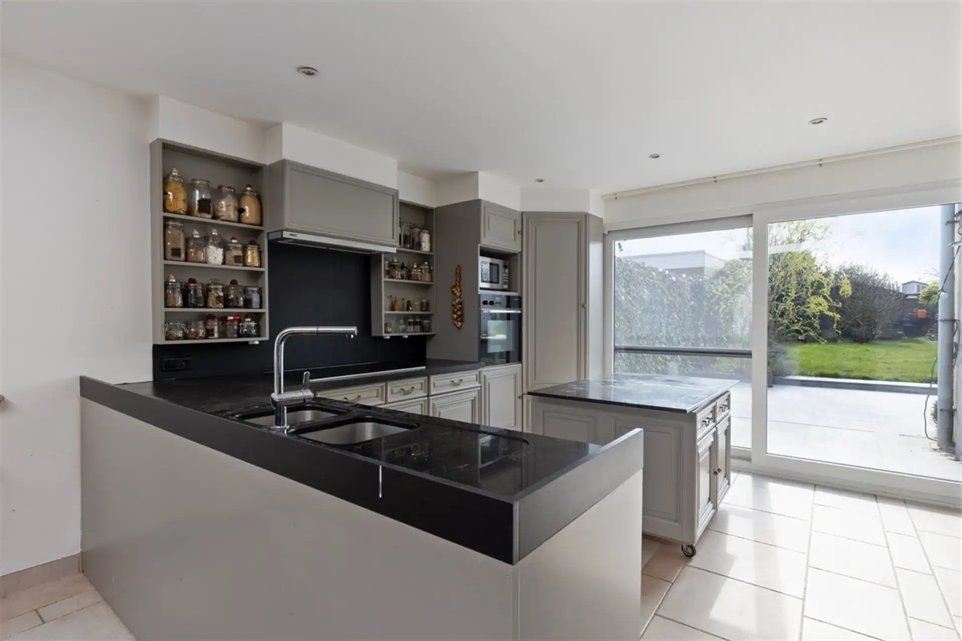 Ruime halfopen bebouwing (3 slpks), terras en tuin foto 13