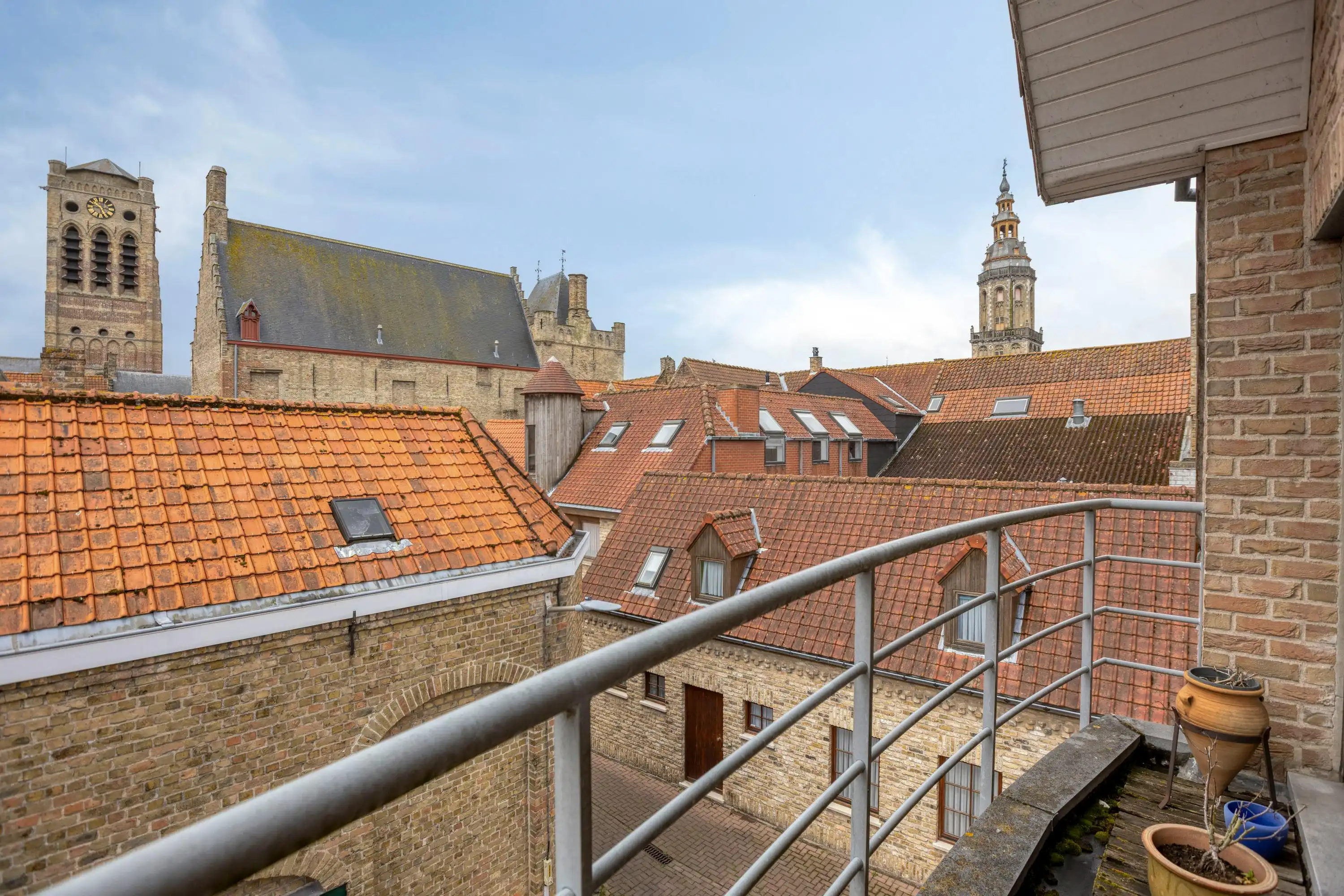 Ruime woning met 2 garages en lift in centrum Veurne foto 9