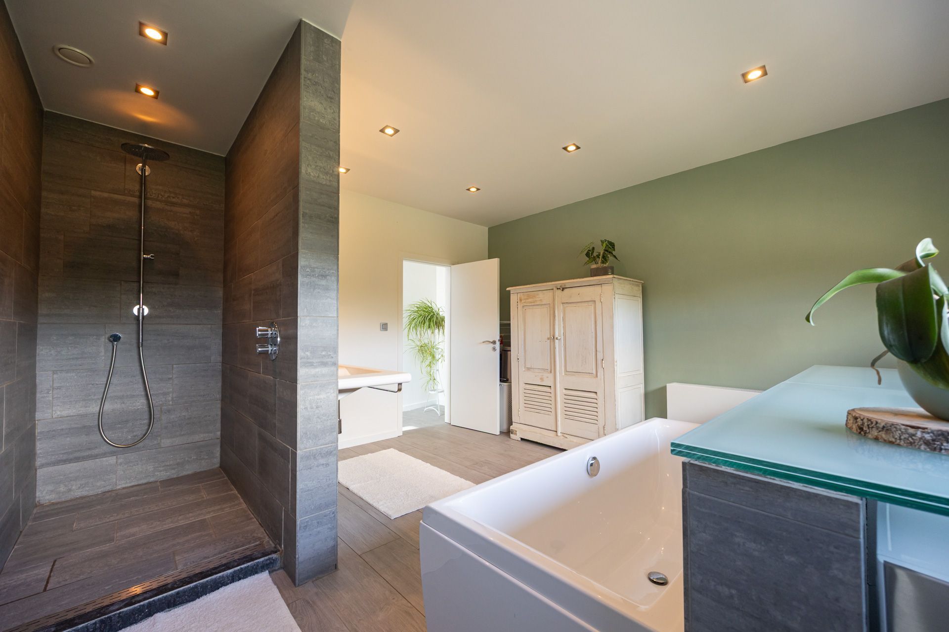 Volledig gerenoveerde gezinswoning met 5 slpks te Kontich foto 16