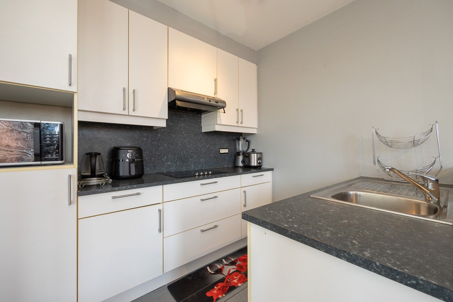 Centraal gelegen 1-slaapkamerappartement op tweede verdieping van een klein gebouw foto 4