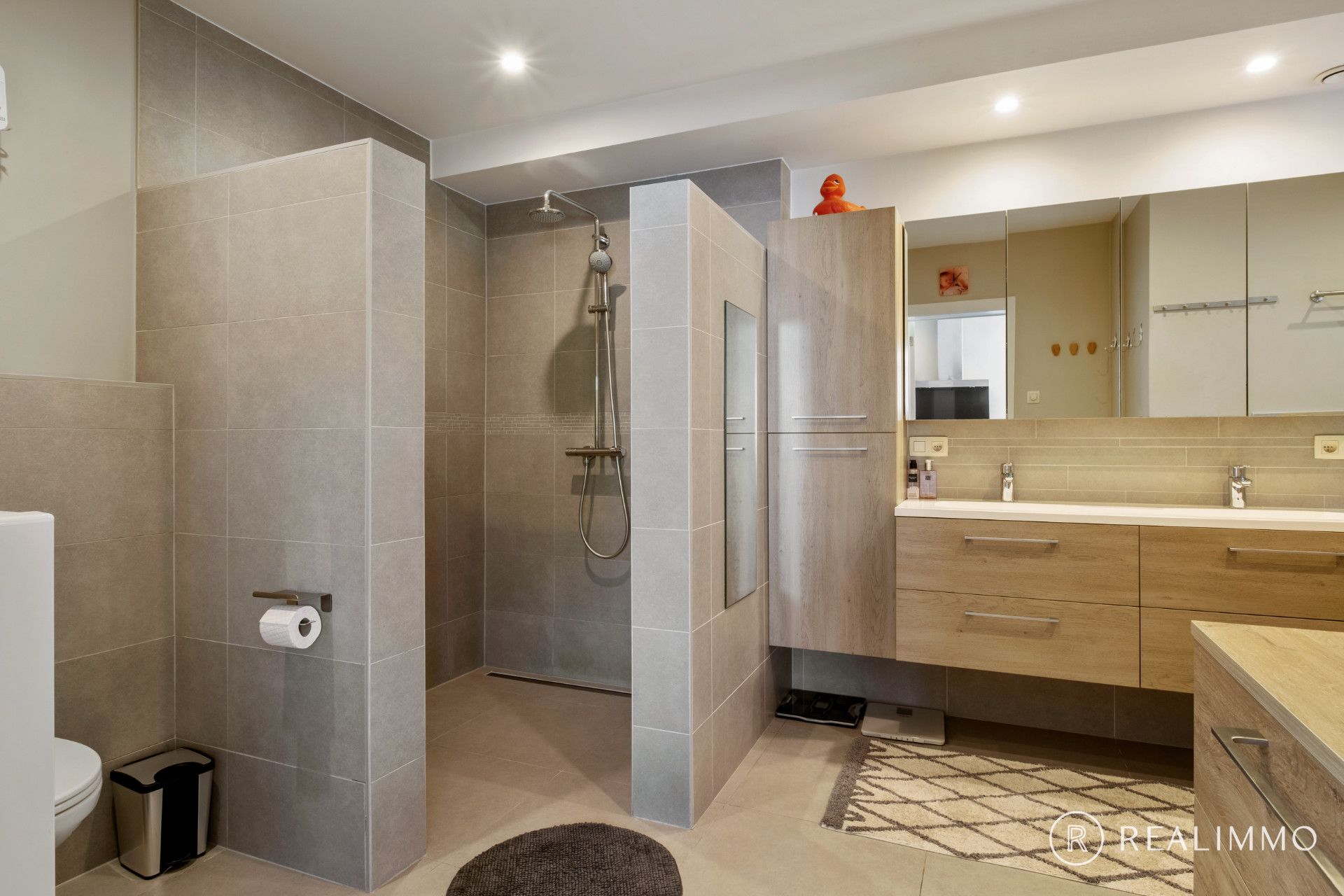 Stijlvol gerenoveerde woning op ruim perceel in het centrum van Moen foto 17