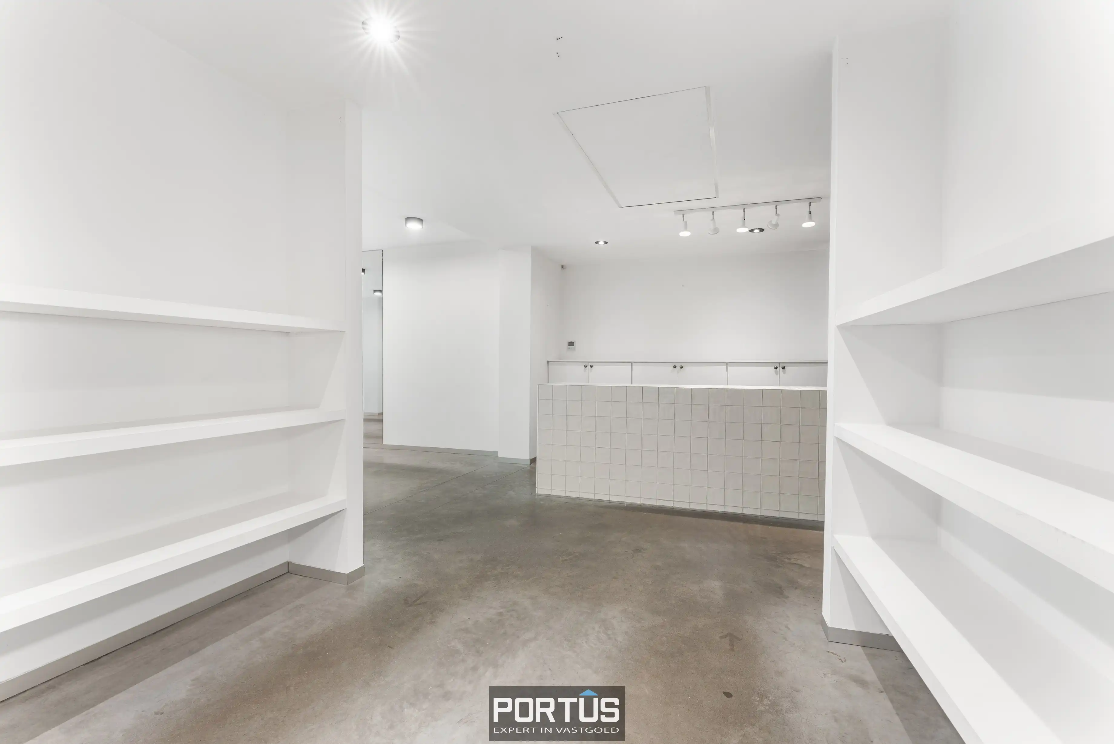 Commercieel gelegen handelspand te koop te Roeselare  foto 14