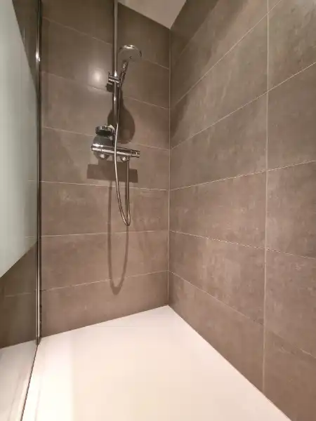 Recent 2-slaapkamer appartement met zijdelings zeezicht foto 9