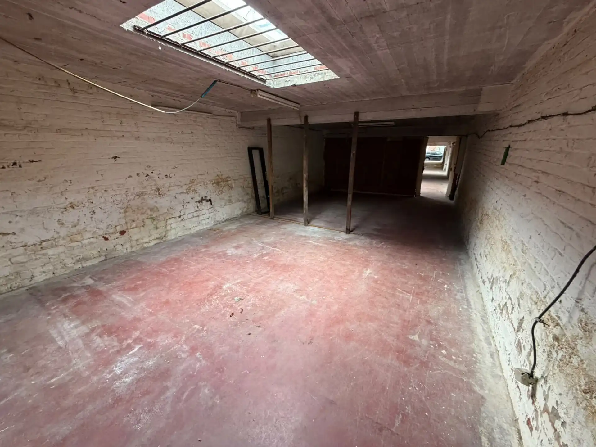 Dubbele bestemming: Parking / Opslagruimte van ±185m² foto 19