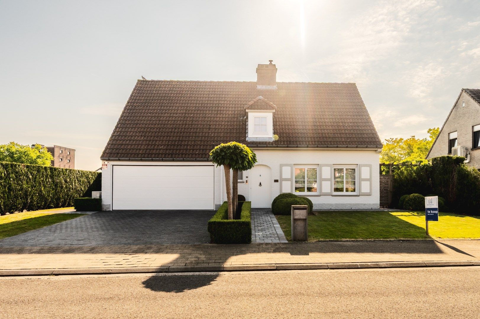 Tot in de puntjes verzorgde villa met 4 slaapkamers, garage en zonnige tuin. foto {{pictureIndex}}
