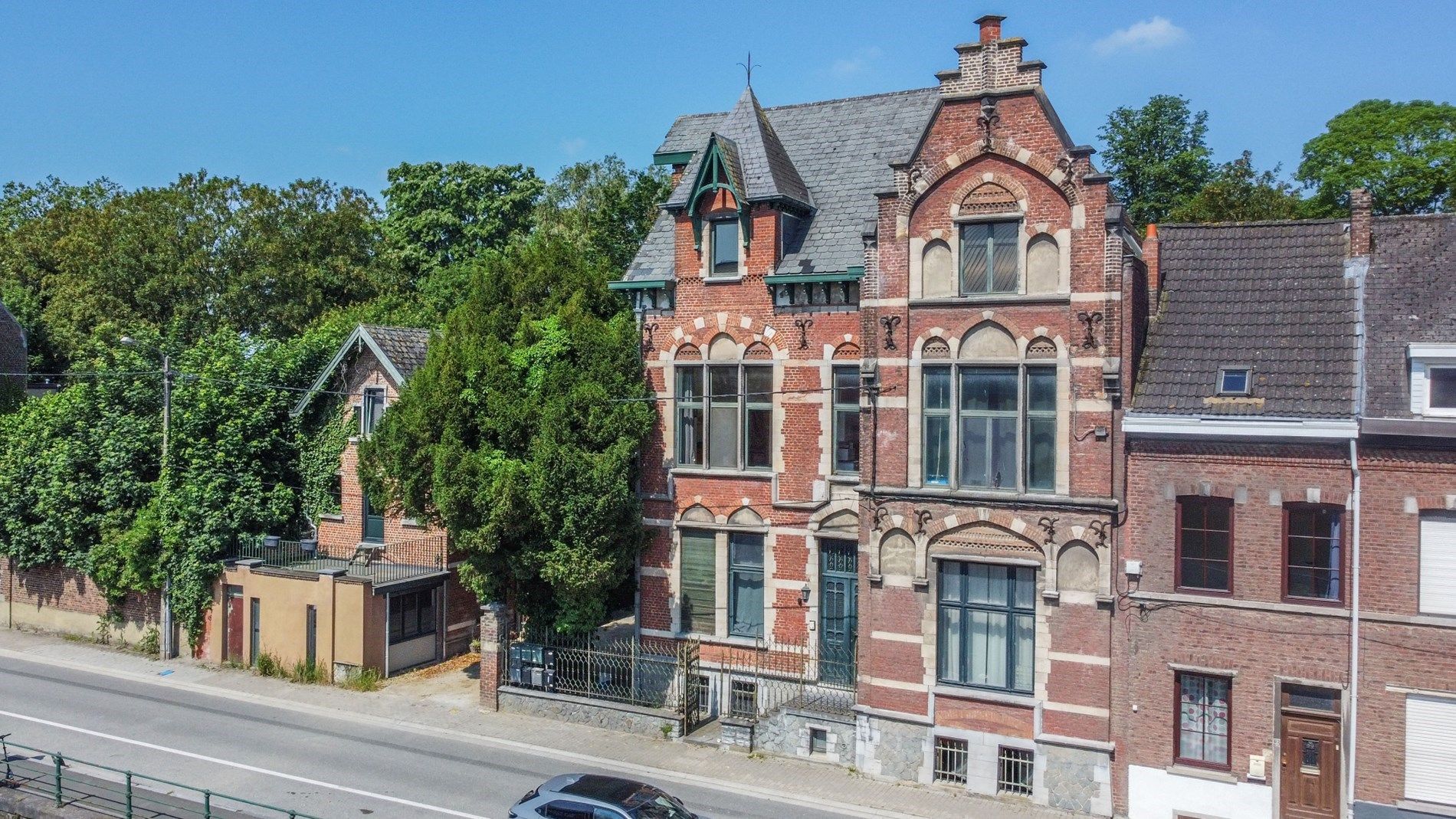 Een ruim gebouw, bestaande uit 3 grote appartementen  foto 3