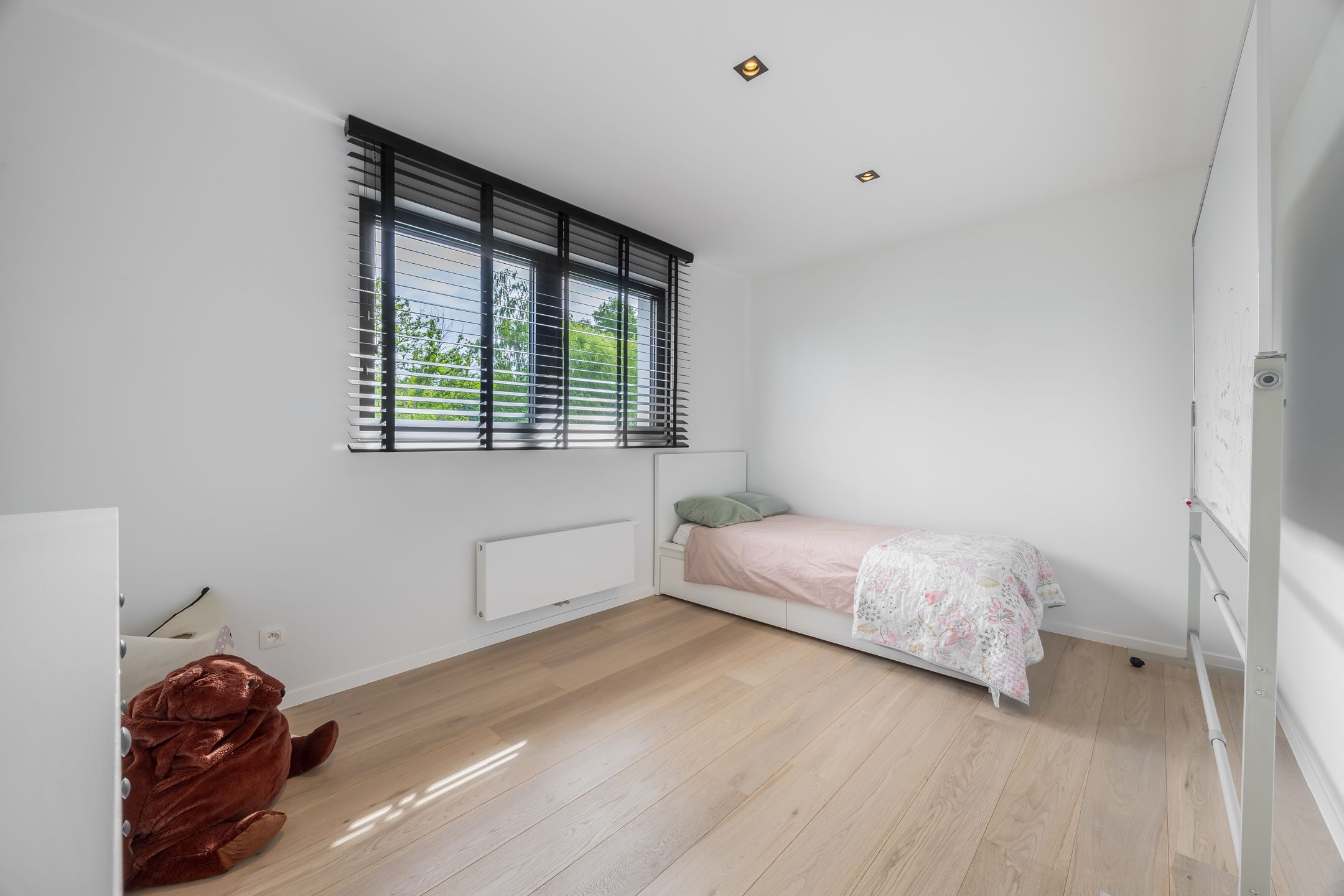 Moderne, recente villa met grote tuin en veel lichtinval foto 27