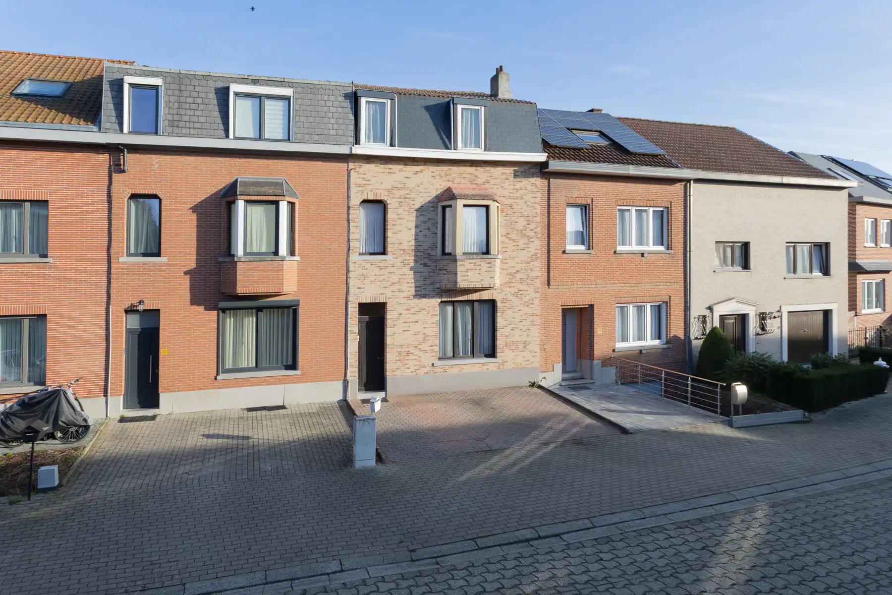 Gunstig gelegen te renoveren woning met tuin foto {{pictureIndex}}