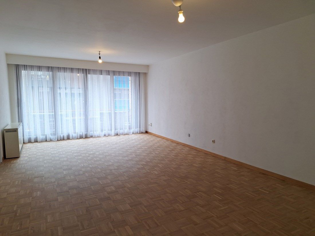 Knap gerenoveerd en perfect gelegen appartement in Genk CENTRUM met AUTOSTANDPLAATS foto 3
