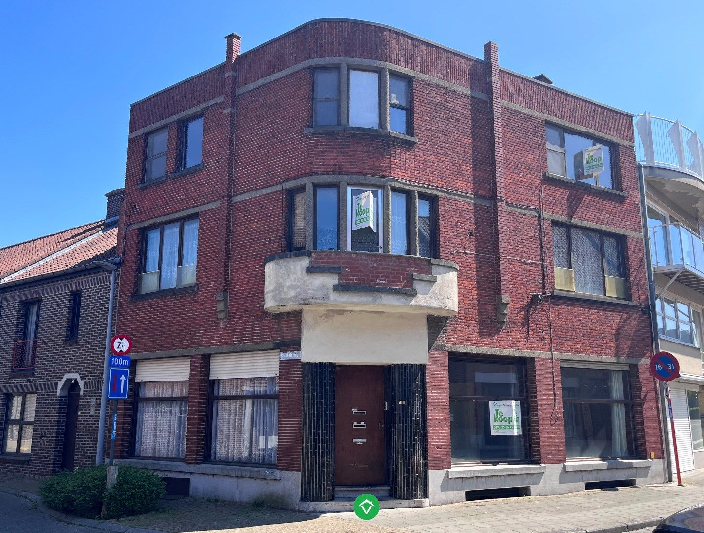 Op te knappen hoekpand met karaktervolle gevel, vlakbij de Spil.  foto {{pictureIndex}}