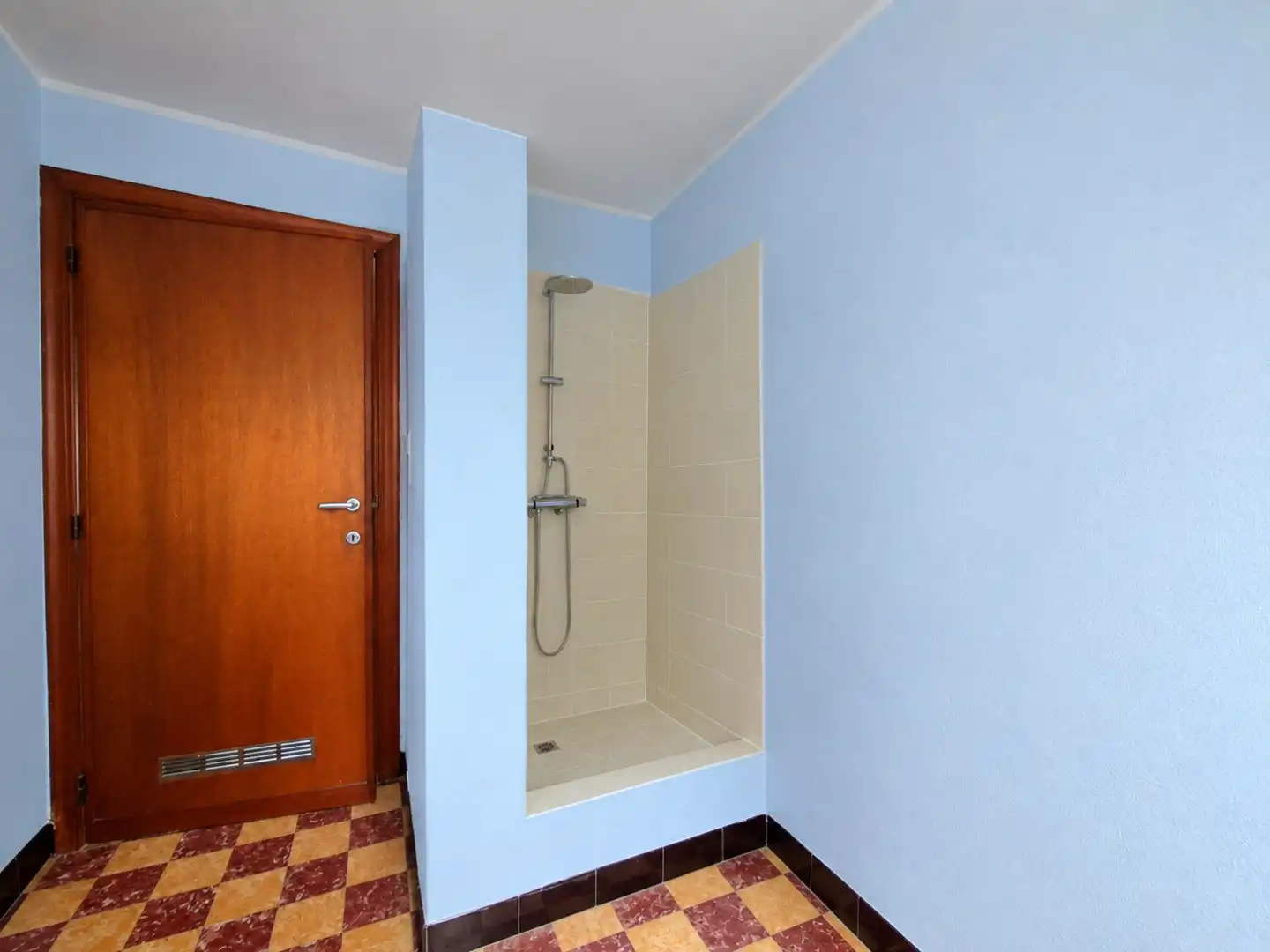 Ruime woning met tuin foto 8