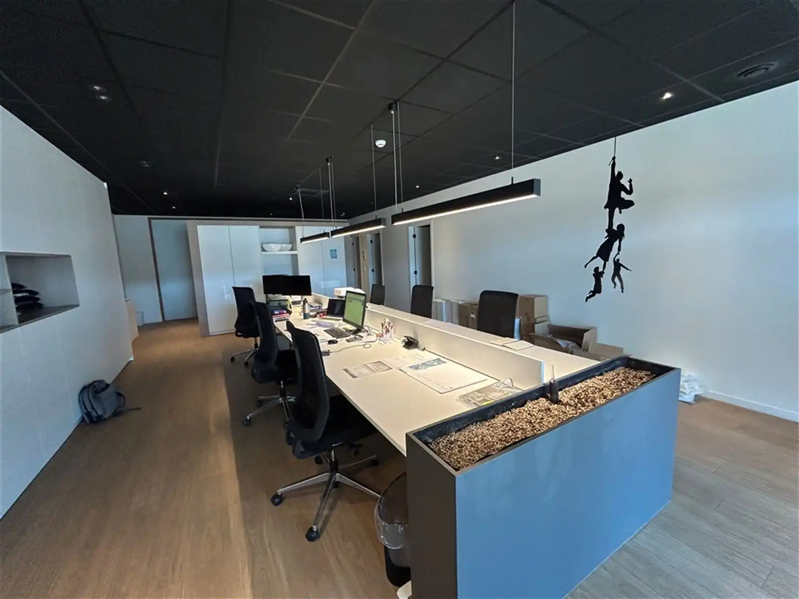 Hedendaags kantoorgebouw met magazijn foto 2