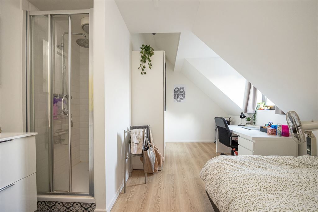 Opbrengsteigendom met 5 gerenoveerde studentenkamers foto 9