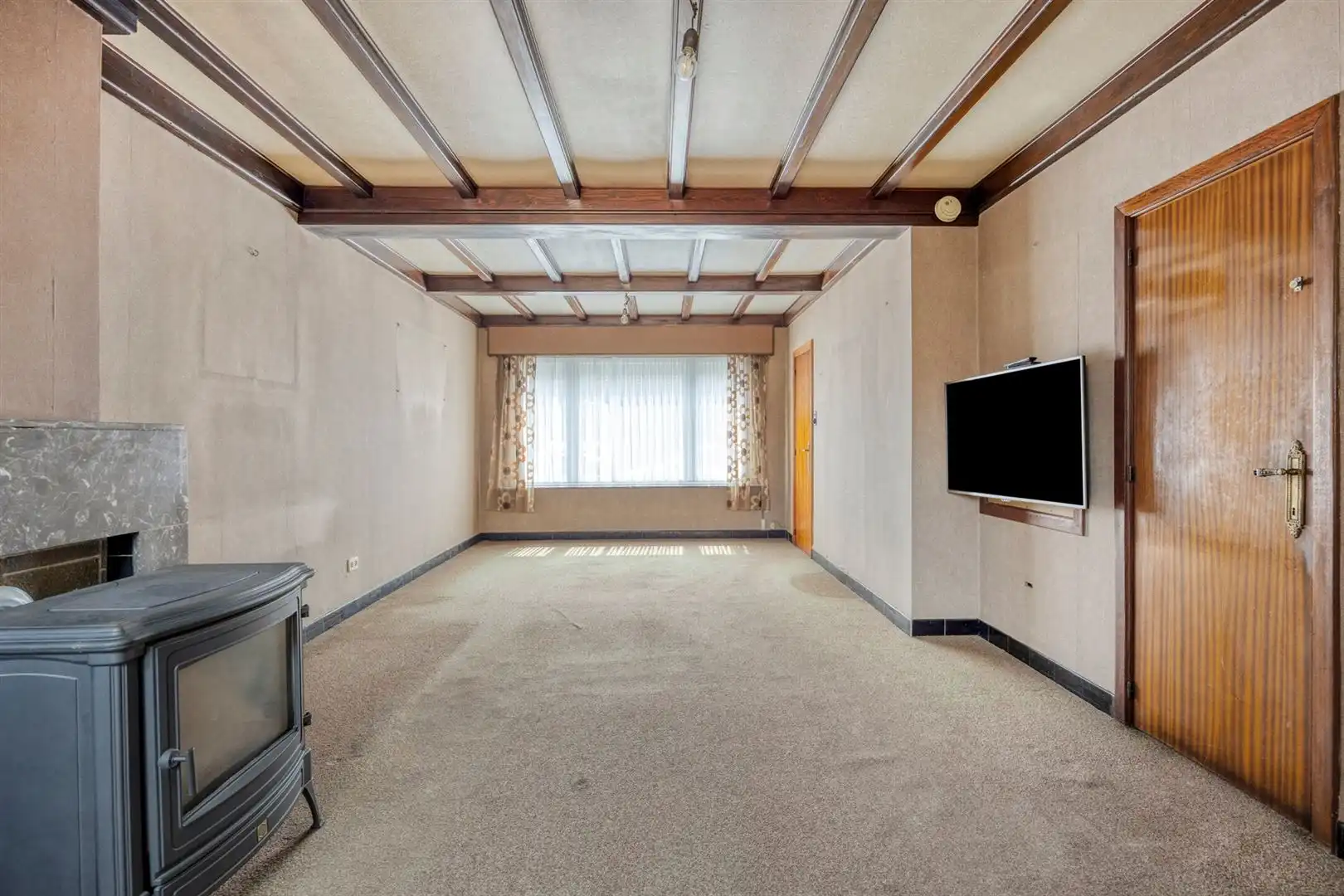 Te renoveren woning met zeer goede structuur en zijtoegang! foto 7