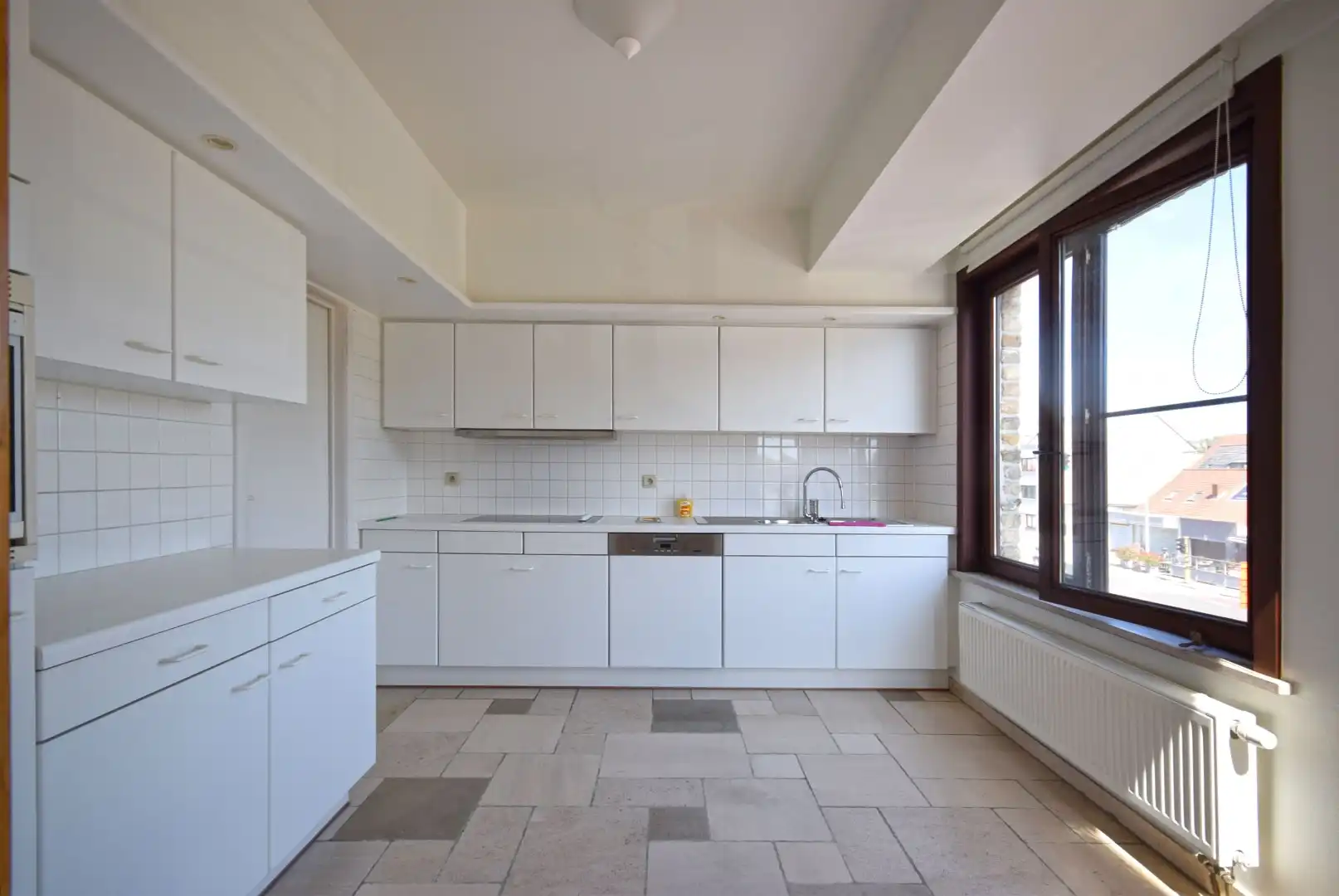Ruim 2-slaapkamerappartement met twee terrassen en garage op mooie locatie in Roeselare foto 5