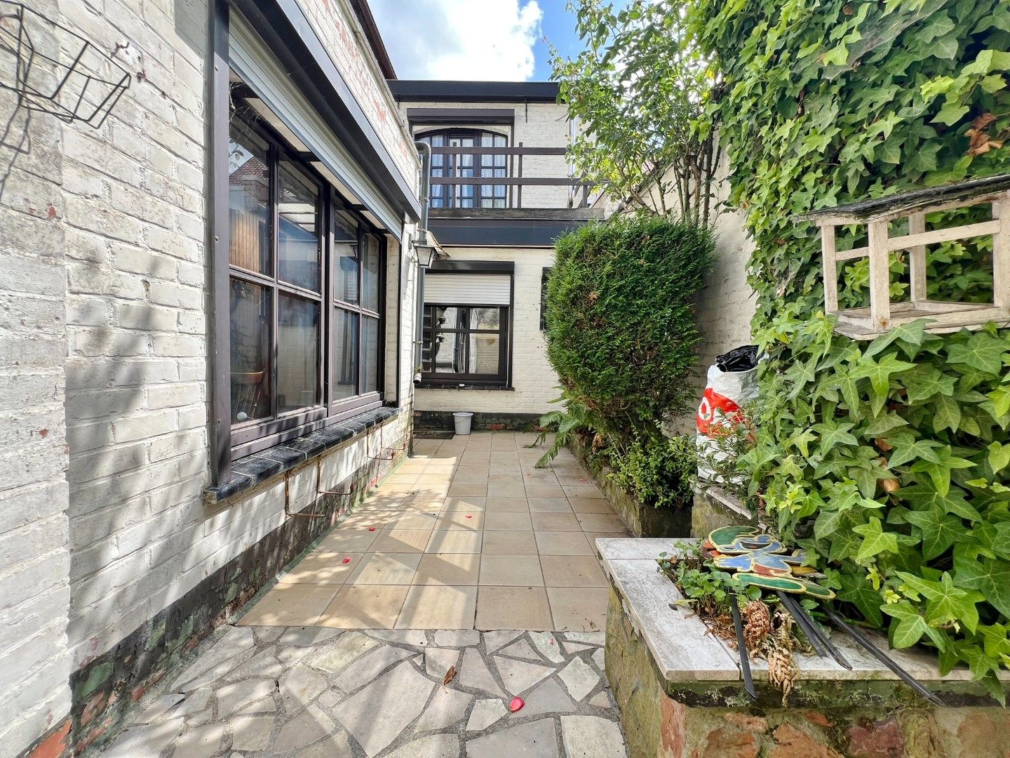 Twee te renoveren woningen met tuintje in de stadskern van Ieper foto 13