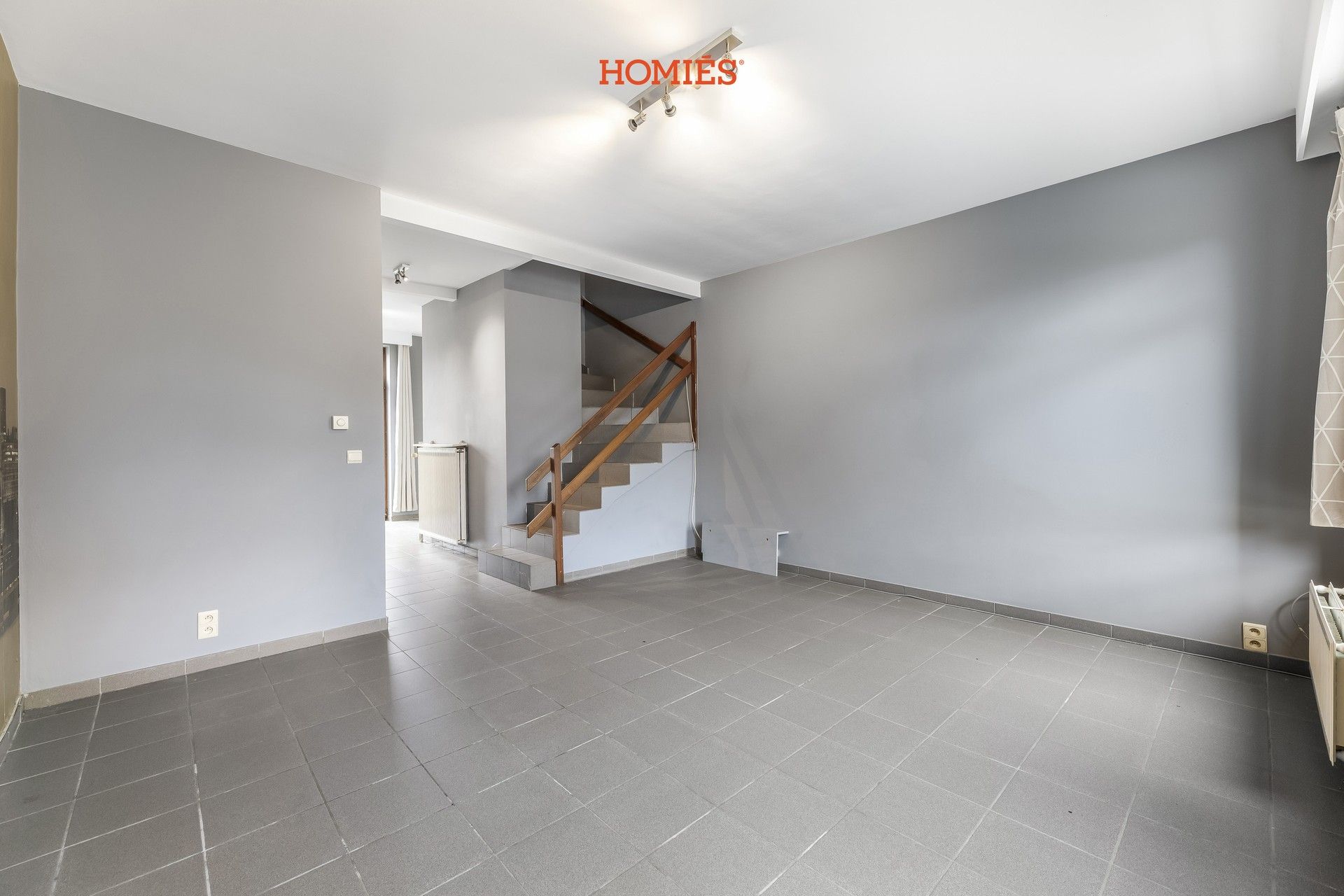Te renoveren woning met veel potentieel foto 3