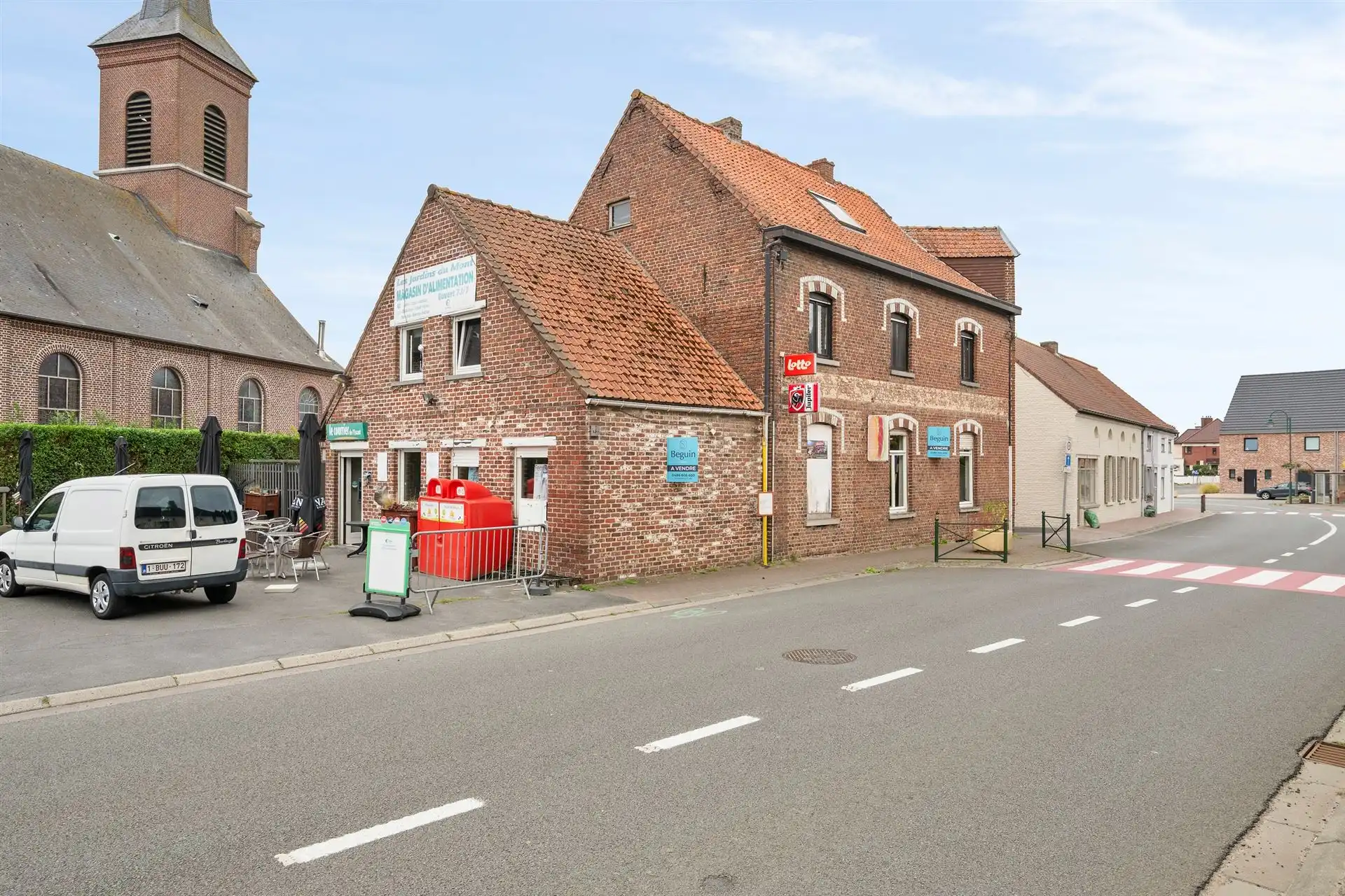 Goedgelegen opbrengsteigendom: handige handelsruimte & 2 app foto 2