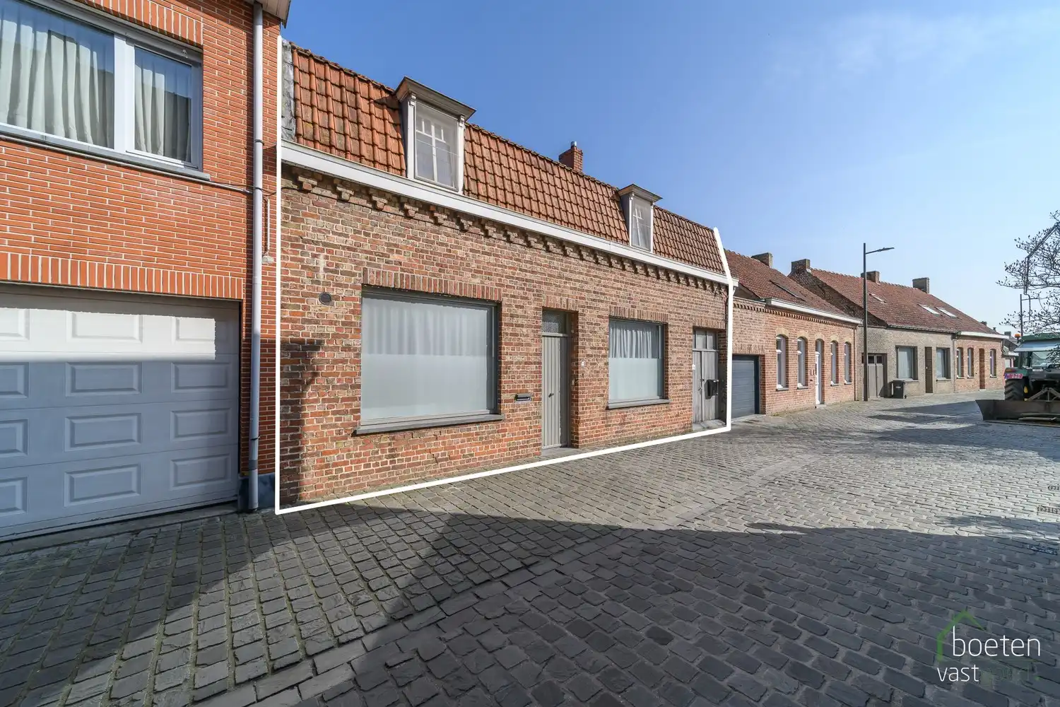 RENINGE: Gezellige dorpswoning met een gerenoveerd gelijkvloers, 3 slpks & zolder en tuin met open zicht op 376m² grondopp. foto {{pictureIndex}}