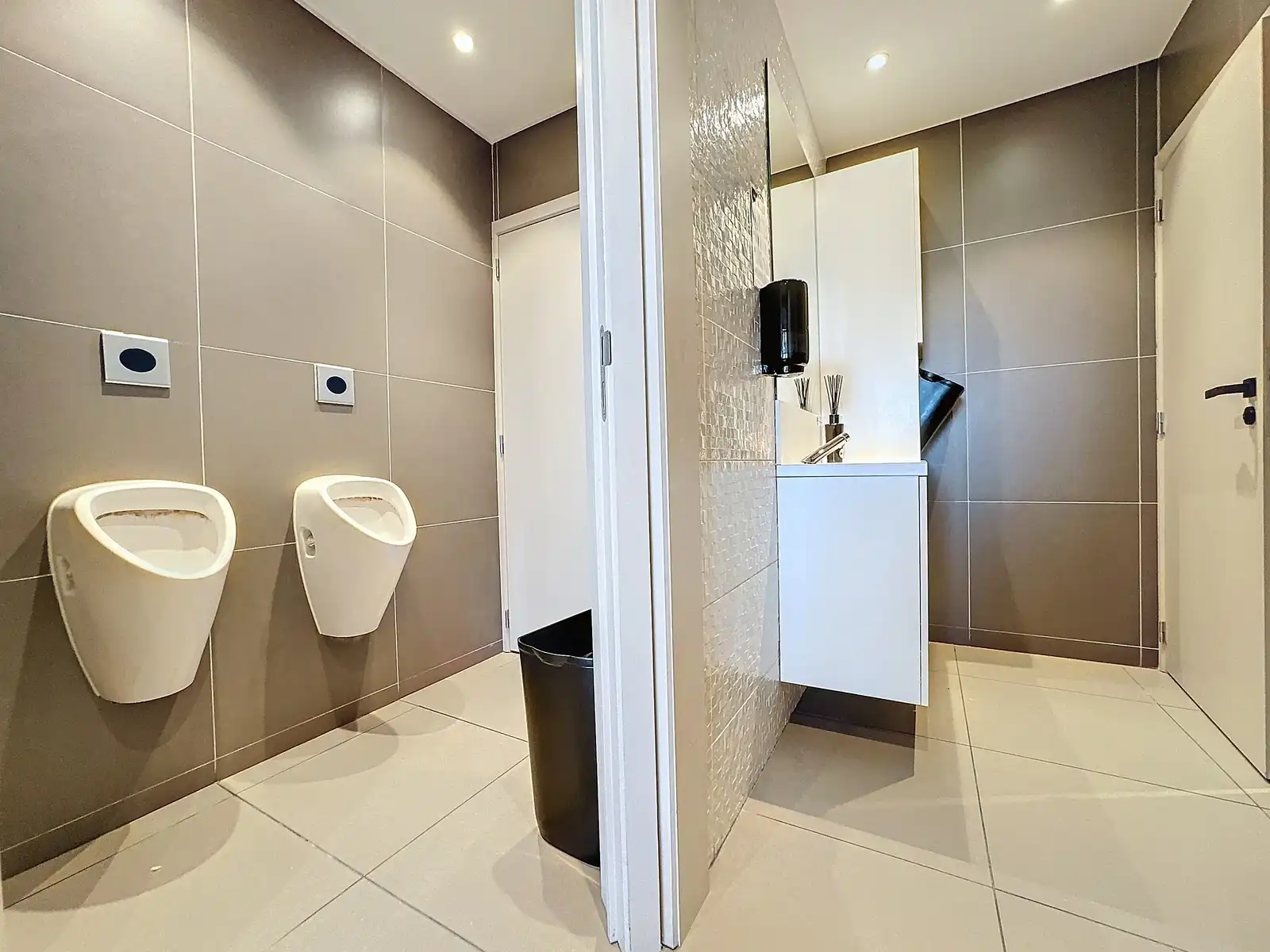 Uniek & exclusief aanbod: instapklaar (zo goed als nieuw) HANDELSPAND, inclusief de VOLLEDIGE inboedel TE HUUR op de zeedijk te Zeebrugge! foto 16