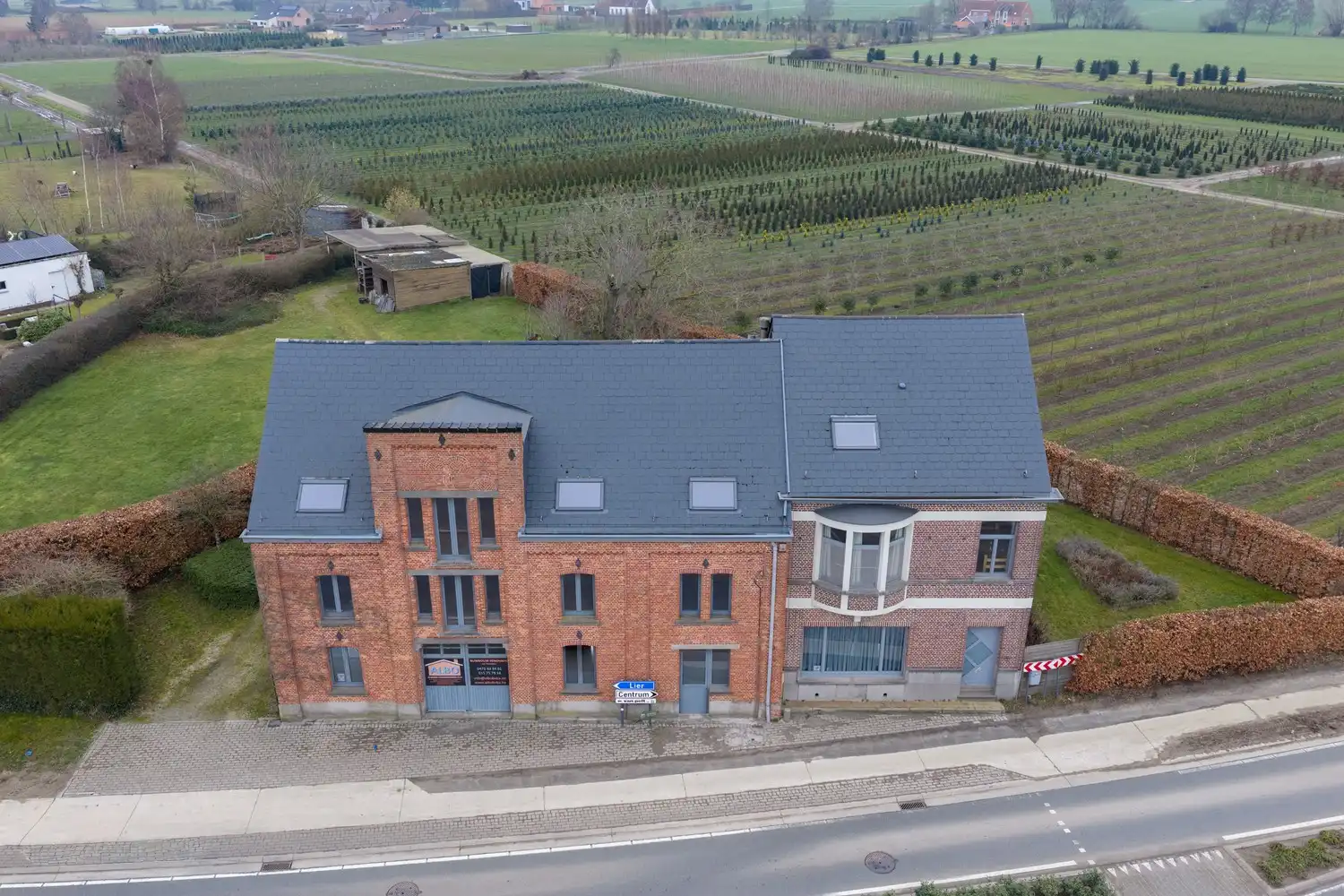 Zonevreemde woning met magazijn te Putte foto {{pictureIndex}}