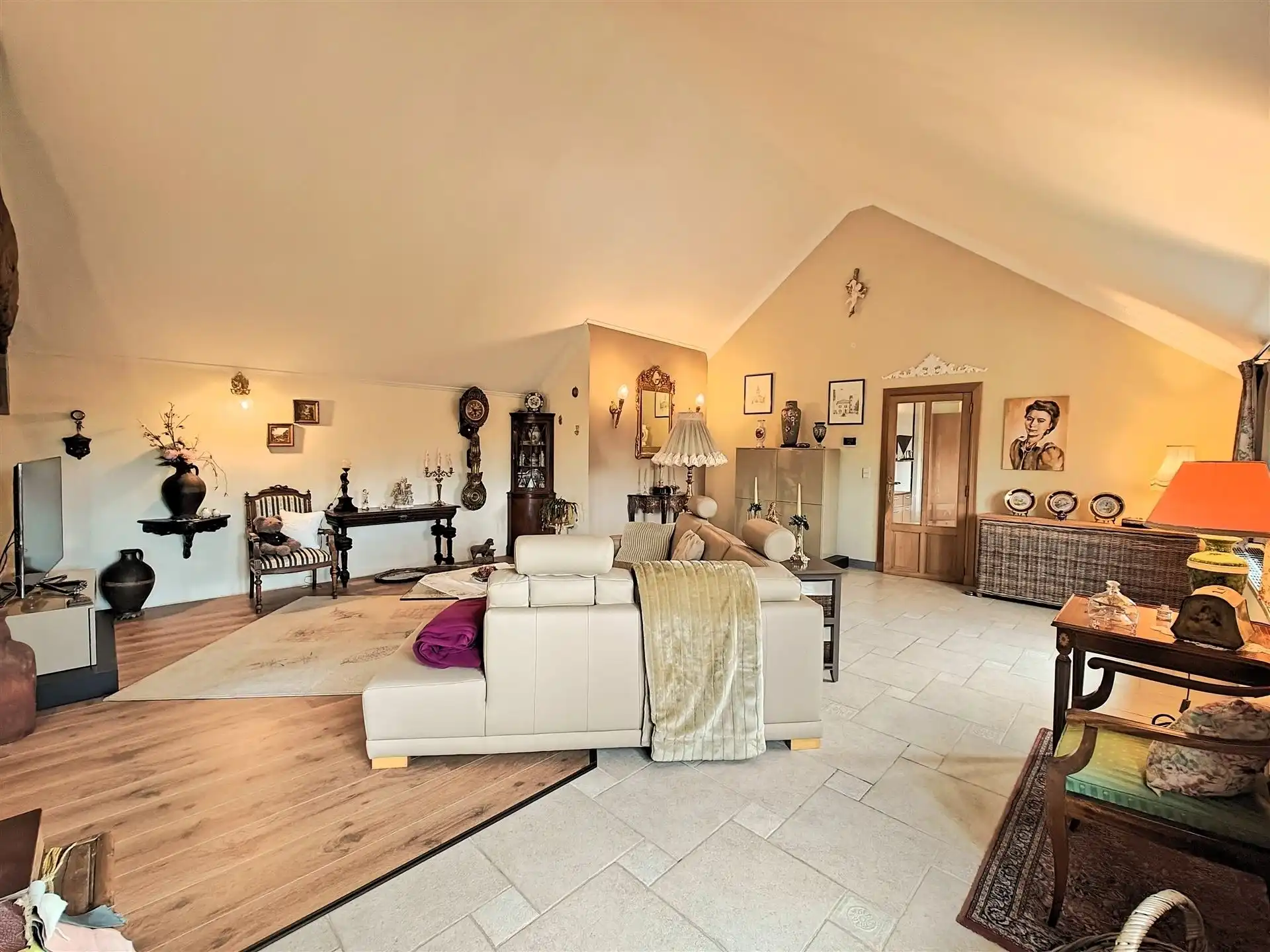 Ruim en karaktervol appartement van 190m² in het charmante Maasdorp Vucht! foto 4