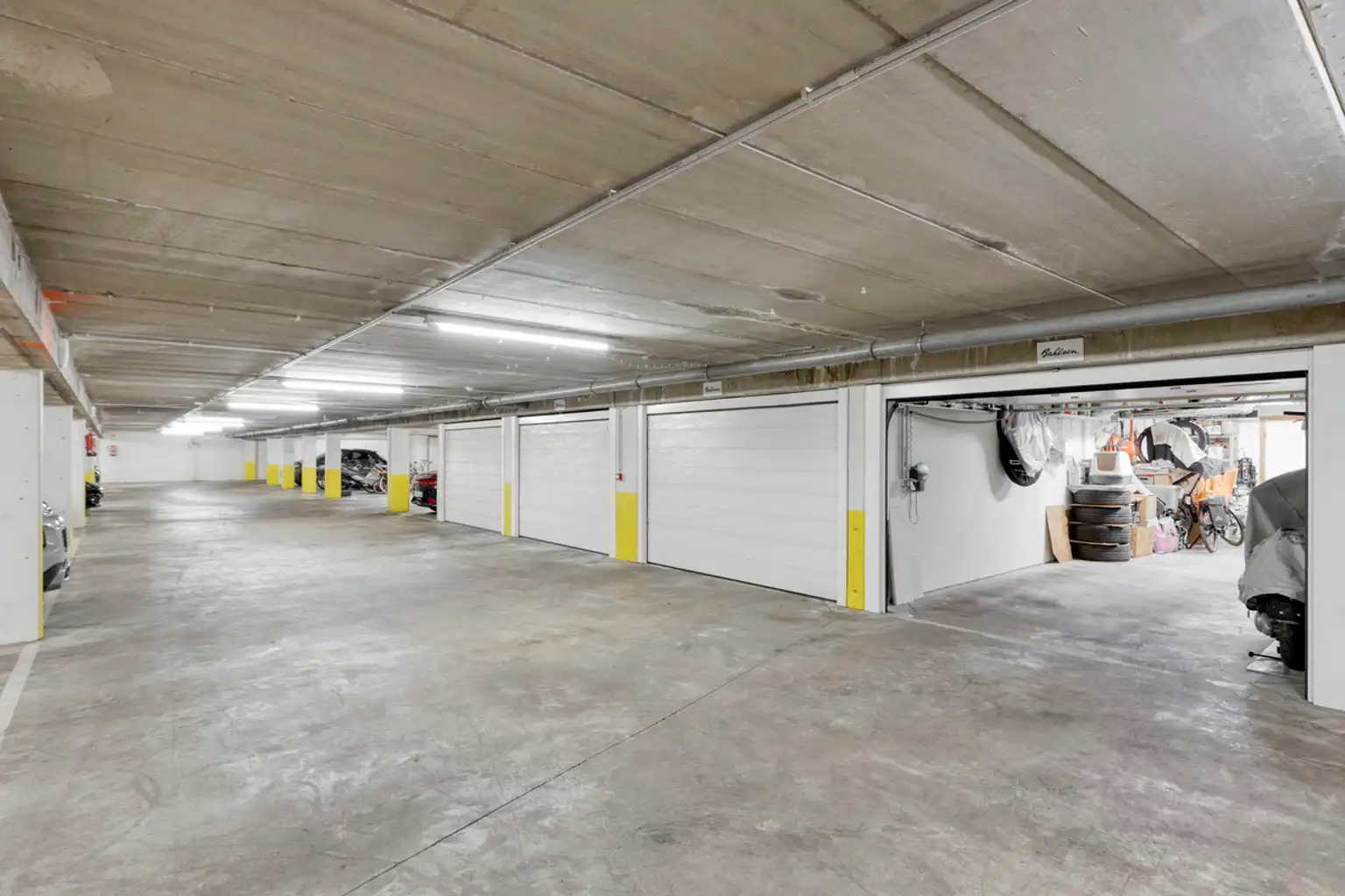 Instapklaar 2-slaapkamerappartement met tuin en garage foto 31