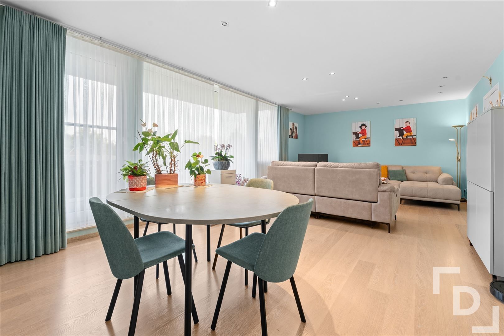 Ruim appartement met 3 slaapkamers en garage te koop in centrum Ieper. foto {{pictureIndex}}