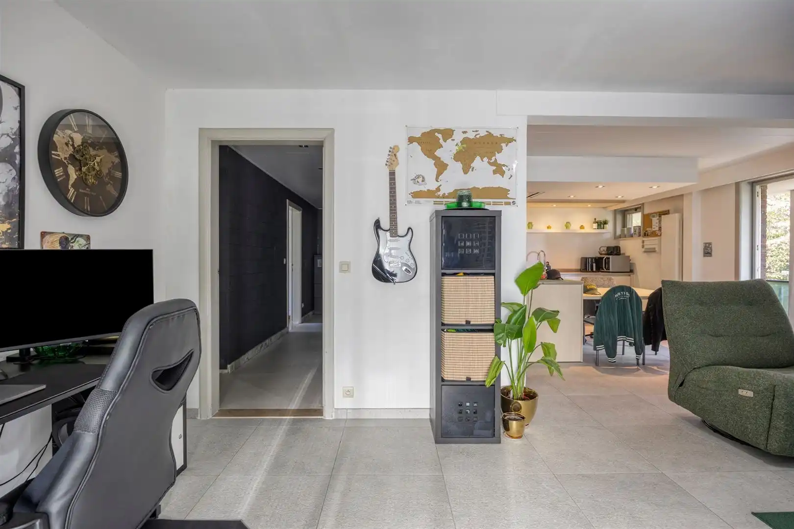 TE KOOP: Gerenoveerd appartement met 2 slaapkamers, terras en garage te Heusden! foto 4