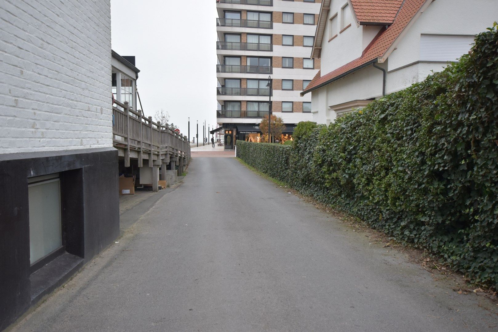 Gesloten garagebox in de res. Zoute Palace op het Alberplein foto 4