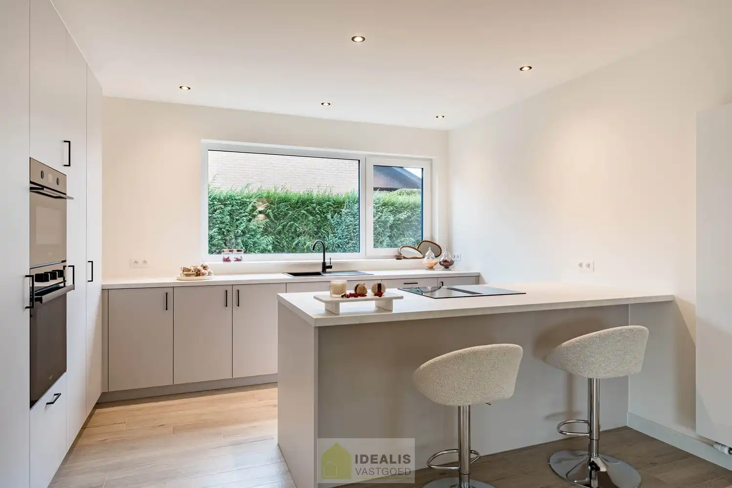 Schitterend volledig vernieuwde woning met een heerlijke open leefruimte, luxe keuken, 3 ruime slaapkamers, een ruime luxueuze badkamer én een apart bureel foto 16