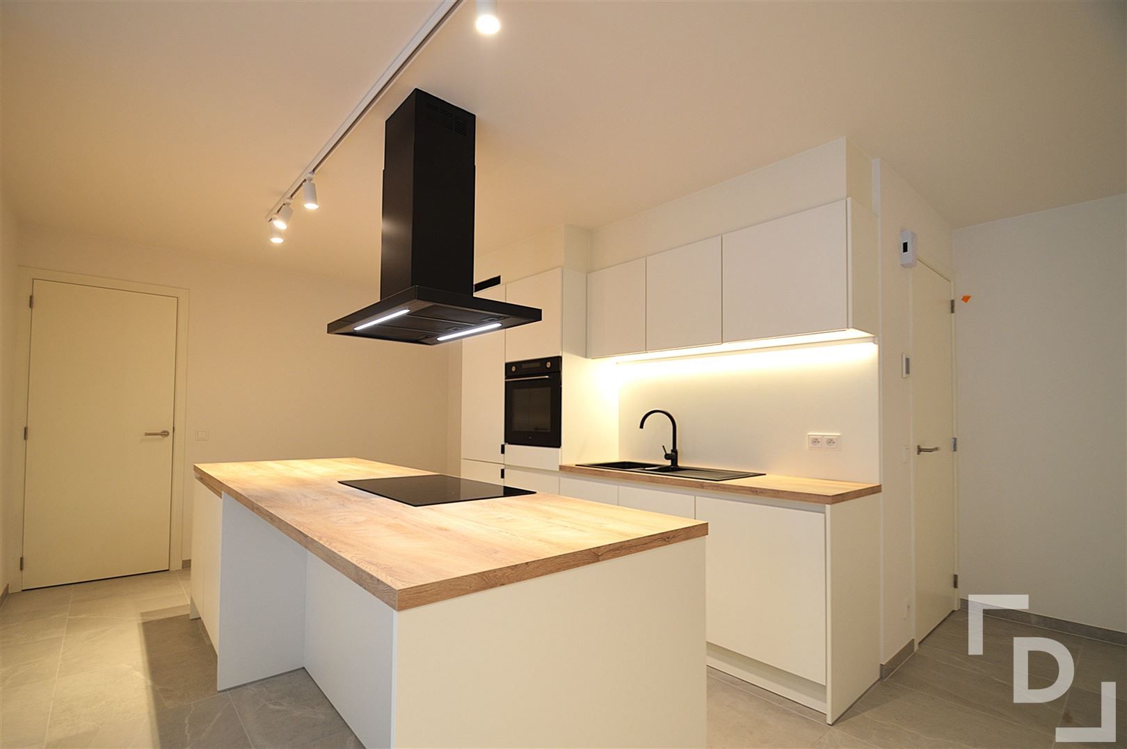 Nieuwbouwappartement van hoogwaardige afwerking met staanplaats te huur in centrum Ieper foto 3