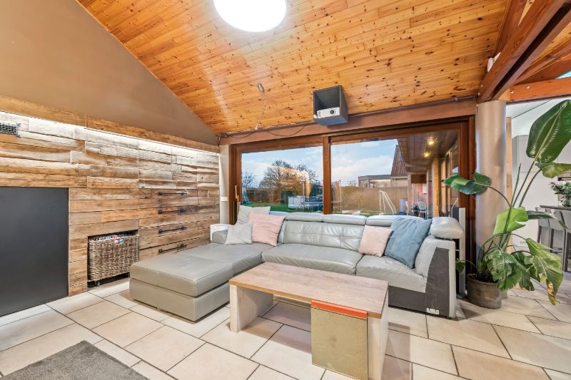 Staden-Roeselare. Landelijke charmante half open bebouwing op een perceel van 1018m2 met diepe tuin, 5 slaapkamers, garage en carport en loods van 40m2. foto 3