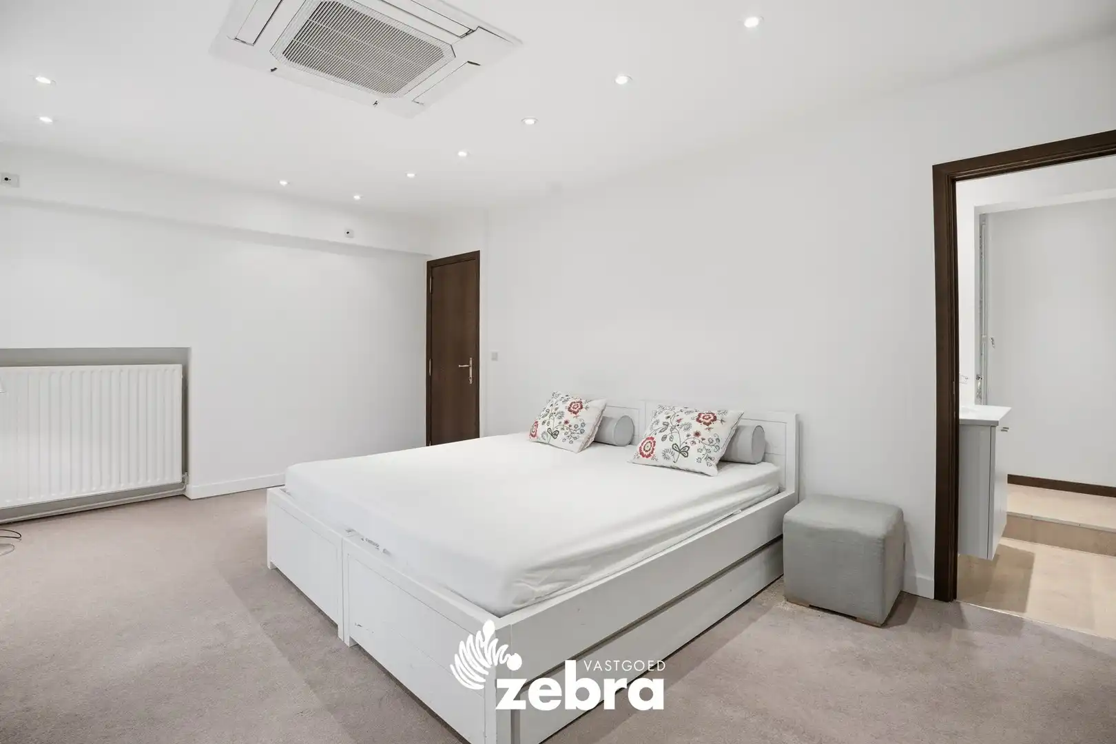 Stijlvolle, volledig gemeubelde karakterwoning in het centrum van Roeselare! foto 26