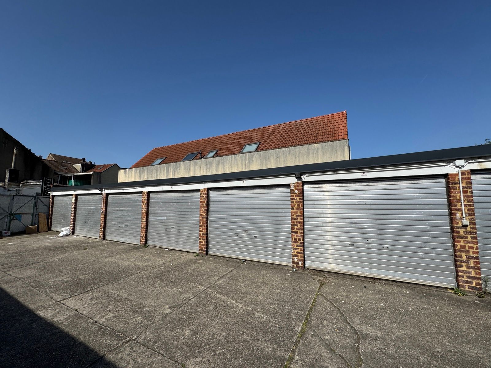 Geheel van 36 garages (vernieuwde poorten en dak) foto 3