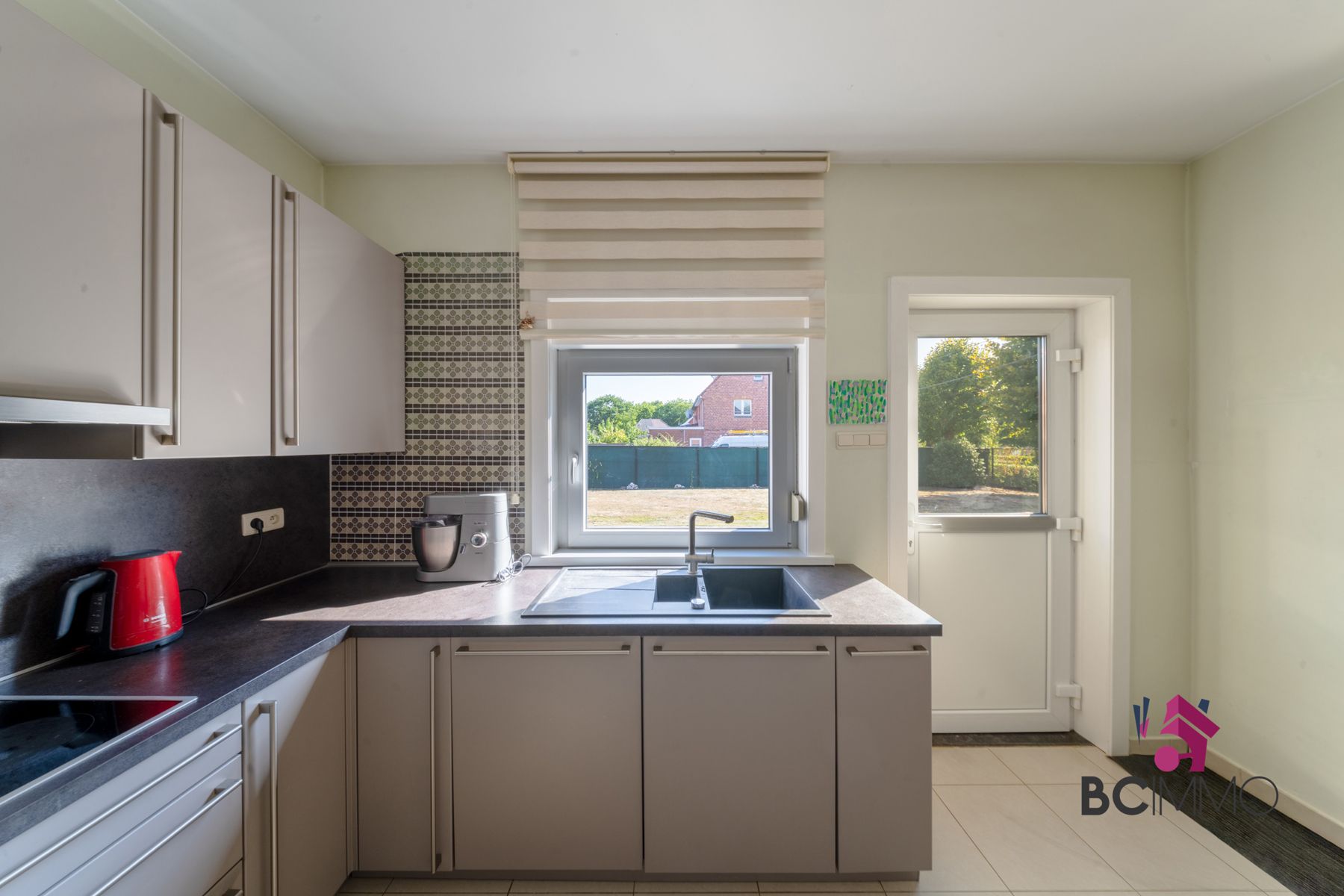 Halfopen woning met garage, zonnepanelen en ruime oprit foto 9
