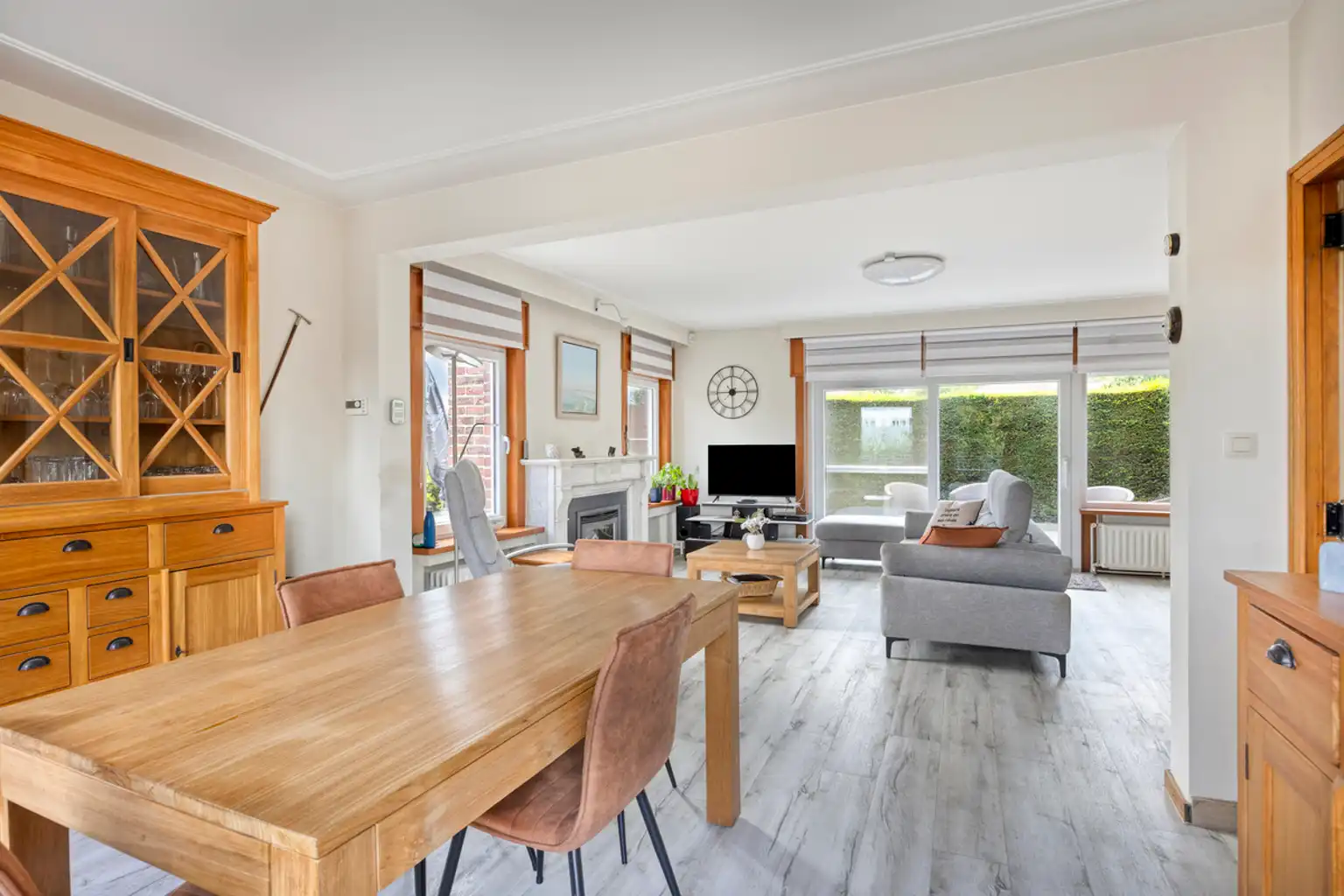 Instapklare woning met 4 slaapkamers, tuin & 2 garages foto 9