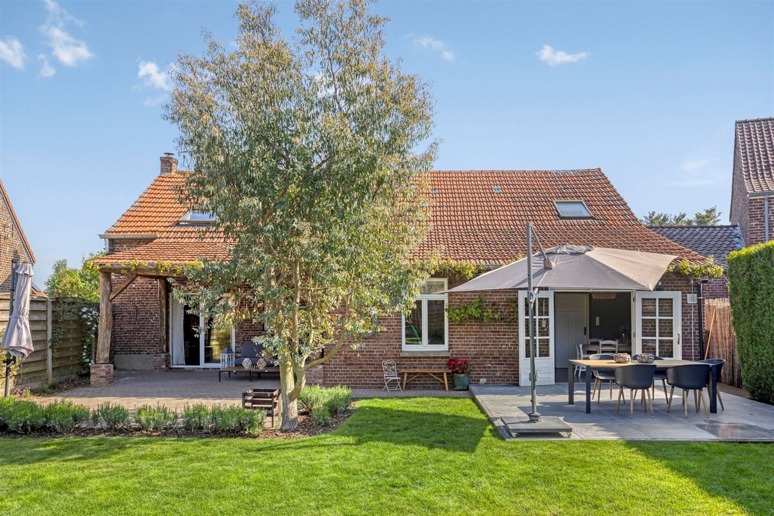 Prachtige, gerenoveerde hoevewoning op 4a9ca, voorzien van 4 slaapkamers, inpandige garage en omheinde tuin op een toplocatie in Kessenich. foto {{pictureIndex}}