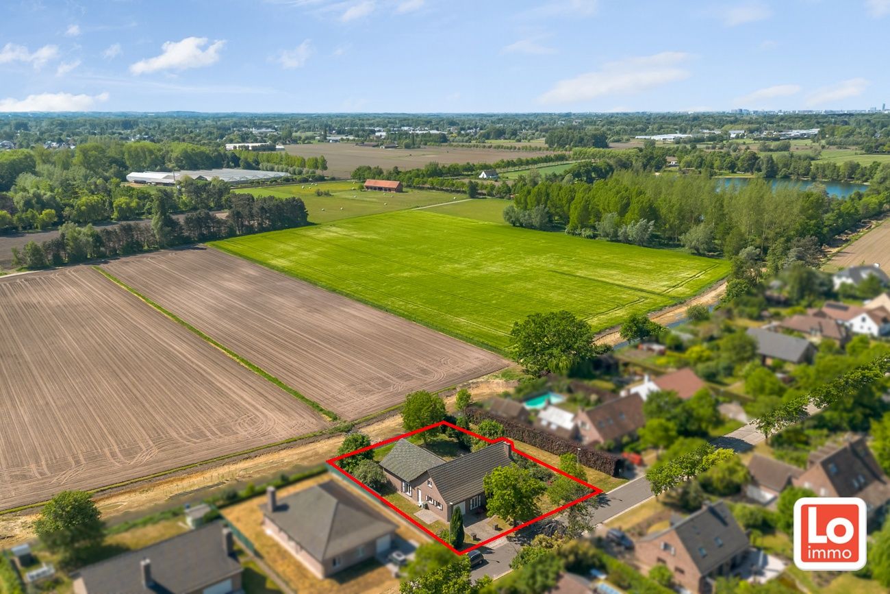 Hoofdfoto van de publicatie: Ruime te renoveren open villa met inpandige garage op een héél rustige toplocatie met open zicht in Lochristi!